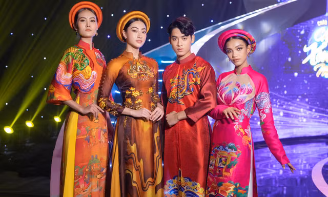 Lương Thùy Linh và dàn học trò cưng trình diễn áo dài trong chương trình Chào Xuân 2022