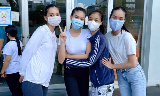 Á hậu Phương Anh làm tình nguyện viên giúp đỡ người ngoại quốc ở khu tiêm vắc-xin