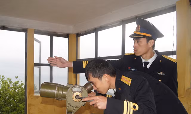 Quan sát mục tiêu trên trạm. Ảnh: Nguyễn Minh