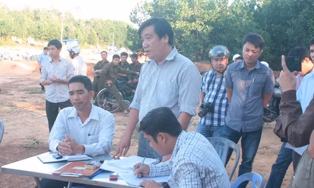 Ông Huỳnh Điệp (đứng) tại buổi đối thoại với người dân Tam Ngọc ngày 10/11. 
