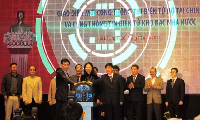 Bà Vũ Thị Mai - Thứ Trưởng bộ Tài chính, Ông Vi Quang Đạo - Tổng Giám đốc Cổng Thông tin điện tử Chính phủ, Ông Nguyễn Hồng Hà - Tổng Giám đốc Kho bạc nhà nước đã bấm nút khai trương Giao diện mới Cổng TTĐT Bộ Tài chính và Cổng TTĐT Kho bạc Nhà nước.