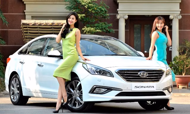 Hà Phương yểu điệu khoe dáng chuẩn bên Hyundai Sonata 2015