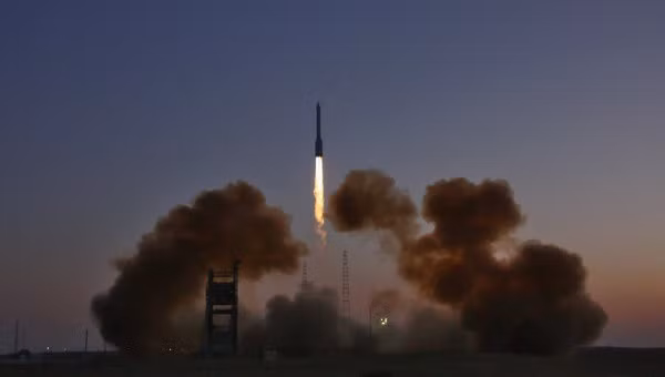 Tên lửa đẩy của Nga rời bệ phóng. Ảnh: RIA Novosti
