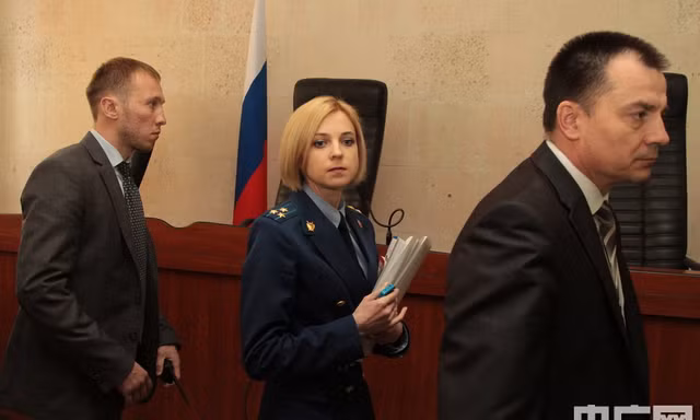 Nữ công tố viên Crimea xinh đẹp ‘gây bão’ với diện mạo mới