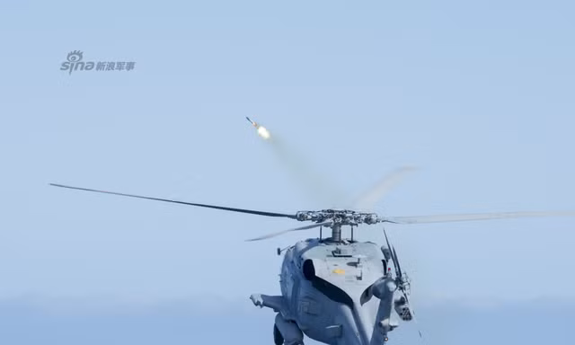 [ẢNH] Trực thăng MH-60R Seahawk khai hỏa tên lửa