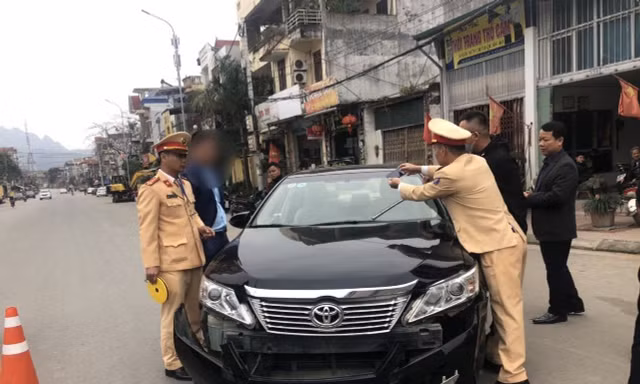 Chủ tịch phường điều khiển xe ô tô ngược đường bị xử phạt 22 triệu đồng
