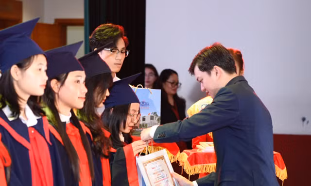 Nâng bước thủ khoa: Chắp thêm đôi cánh cho sinh viên