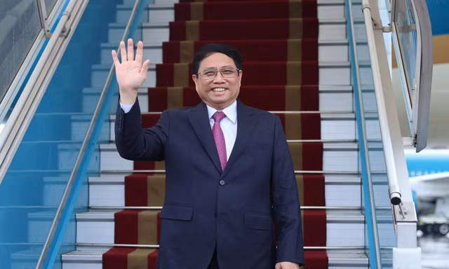 Thủ tướng lên đường thăm chính thức Trung Quốc và dự Hội nghị WEF