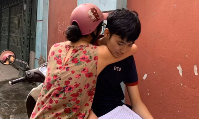 Áp lực trước kì thi: Con tranh thủ ôn bài, mẹ ở bên động viên 