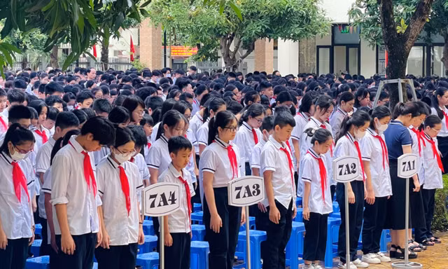 Lễ chào cờ ứa nước mắt tưởng nhớ học sinh tử vong vụ cháy chung cư mini
