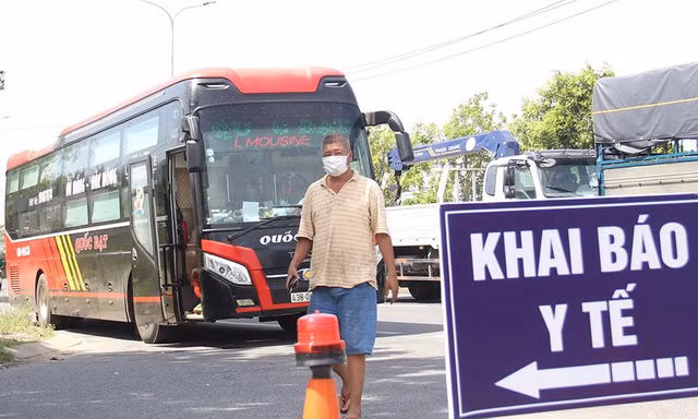 Ùn tắc ở chốt kiểm soát dịch, tài xế dấn chân ga hàng tiếng đồng hồ vào thành phố 