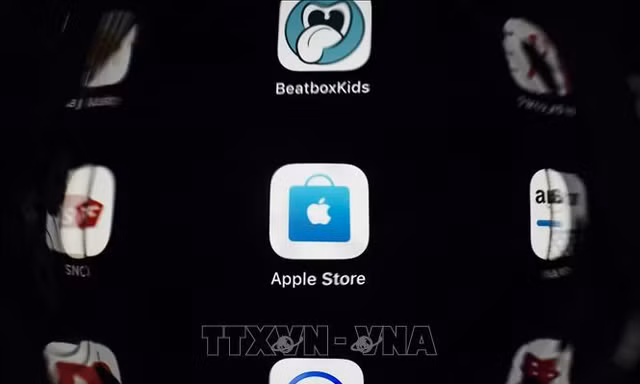Biểu tượng App Store trên màn hình điện thoại. Ảnh: AFP/TTXVN