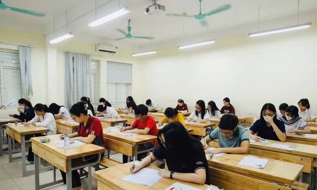 Hà Nội: 2 thí sinh mang điện thoại bị đình chỉ thi