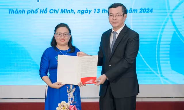 Bộ GD&ĐT trao quyết định công nhận Chủ tịch Hội đồng Trường ĐH Sư phạm Kỹ thuật TPHCM