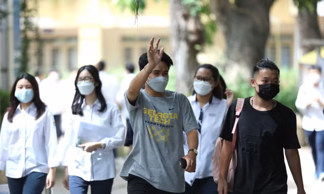 Thí sinh vui vẻ ra khỏi phòng thi môn Ngữ văn. Ảnh: Trọng Tài