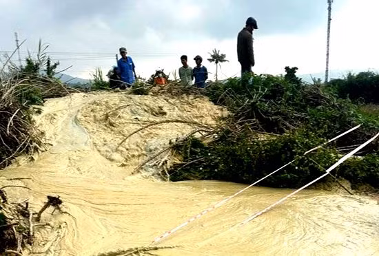 Dân tò mò đến xem hiện tượng lạ từ lòng đất ở Phú Yên