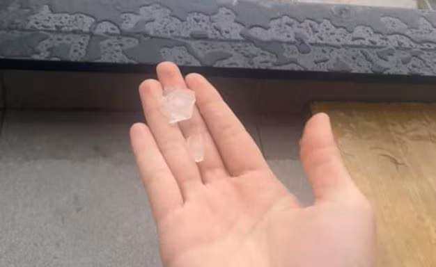 Người dân Bình Dương phấn khích vì lần đầu thấy mưa đá