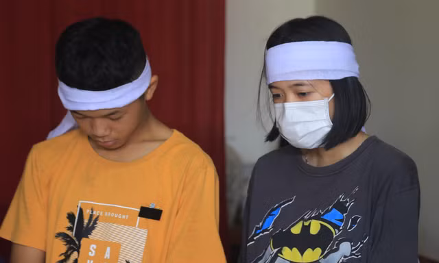 Em Phạm Thị Phương Thảo buồn bã trước nỗi đau mất bố. 