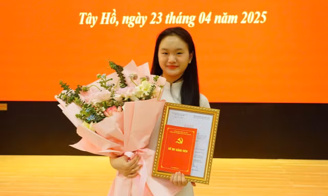 Nữ sinh lớp 12 - Cánh chim đầu đàn của lớp chuyên Địa được kết nạp Đảng