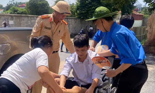 Thí sinh đi xe lăn đến làm thủ tục thi tốt nghiệp