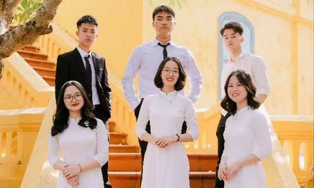 Nguyễn Xuân Bách (hàng sau, đứng giữa) và các bạn
