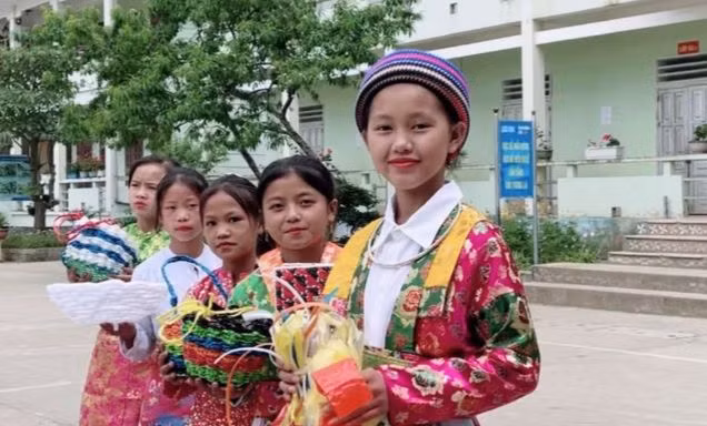 Ngoài giờ học, Già Thị Lan cùng nhóm bạn tái chế các sản phẩm túi ni lông, dây dứa