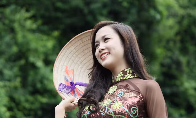 Du khách không chỉ được chiêm ngưỡng vẻ đẹp mà cọn được nghe huyền thoại về đất Tràng An