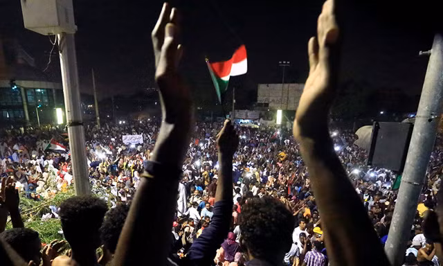 Người biểu tình Sudan bên ngoài Bộ Quốc phòng ở Khartoum. Ảnh: Reuters