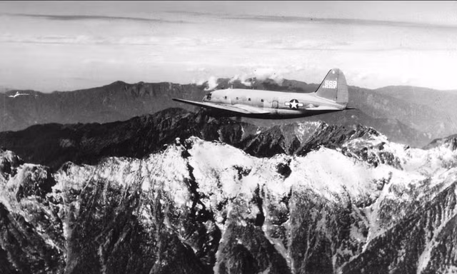 Máy bay chở hàng C-46 bay qua dãy núi Himalaya, ở biên giới Ấn Độ, Trung Quốc và Miến Điện, vào tháng 1 năm 1945. Ảnh: Getty Images