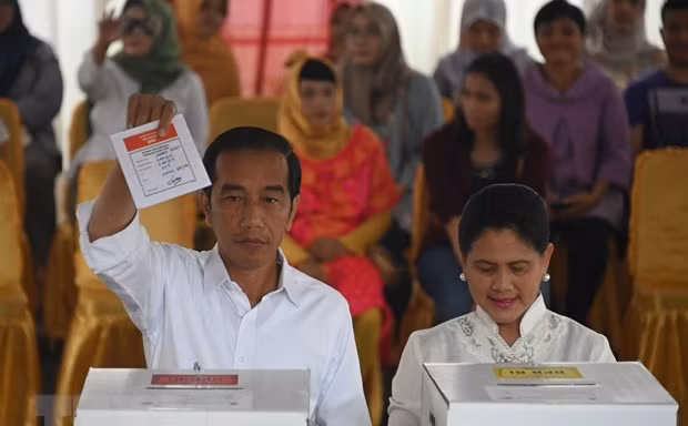 Tổng thống Indonesia Joko Widodo (trái) bỏ phiếu tại điểm bầu cử Tổng thống ở Jakarta ngày 17/4/2019. Ảnh: AFP