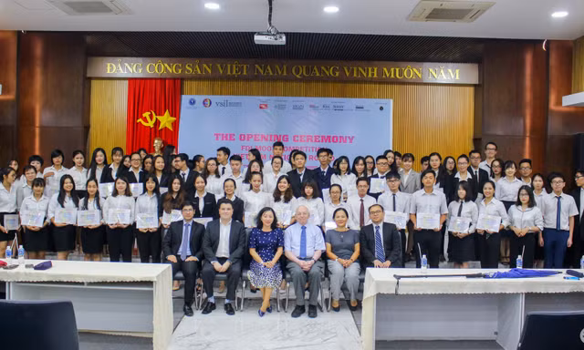 Ban giám khảo và các đội thi năm 2018