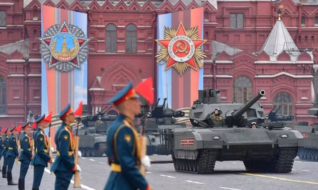 Xe tăng chiến đấu chủ lực T-14 Armata của Nga diễu binh trên Quảng trường Đỏ. Ảnh: Sputnik