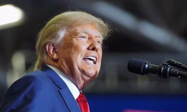 Cựu Tổng thống Donald Trump phát biểu ở thành phố Warren, bang Michigan (Mỹ) ngày 1-10. Ảnh: REUTERS