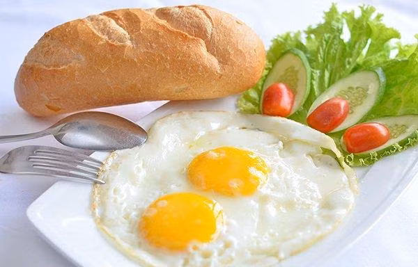 Sai lầm khi ăn sáng biến thực phẩm thành ‘kẻ thù’ tàn phá dạ dày, gan, thận