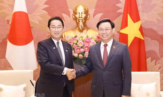 Chủ tịch Quốc hội Vương Đình Huệ tiếp Thủ tướng Nhật Bản Kishida Fumio