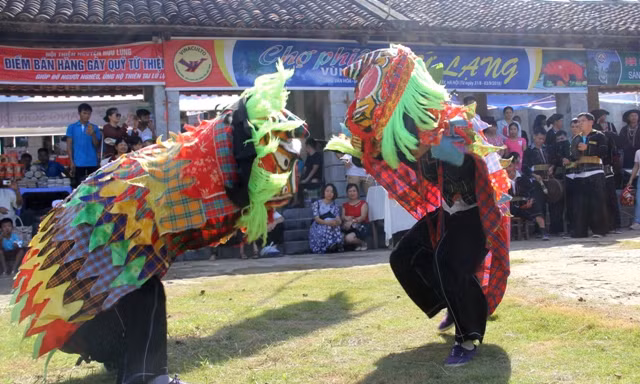 Vui Tết độc lập, đi chợ vùng cao, xem múa Sư tử mèo
