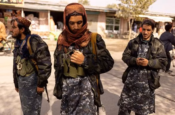 Các thành viên Taliban tại một chốt kiểm soát ở Kabul, Afghanistan - Ảnh: REUTERS