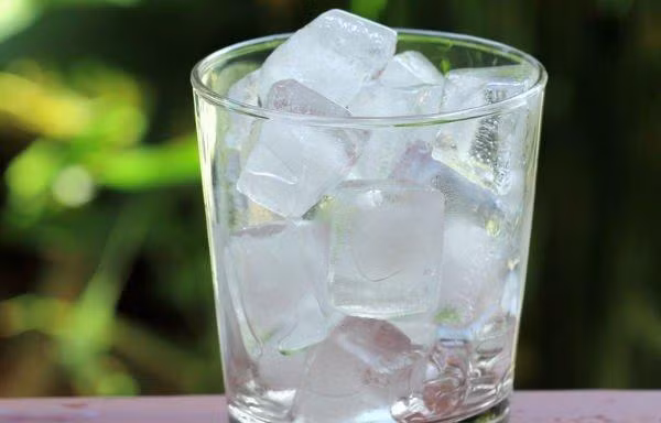 Mùa nóng uống nước đá 'cực đã' nhưng coi chừng rước đủ bệnh vào thân