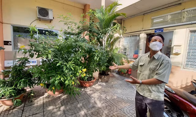 Bảo vệ trường học kể lại giây phút cứu nữ sinh lơ lửng ngoài lan can