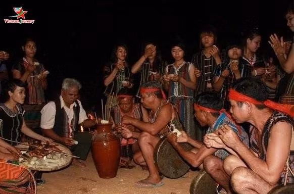 Bên ché rượu cần của người S’Tiêng. Ảnh Vietnam journey