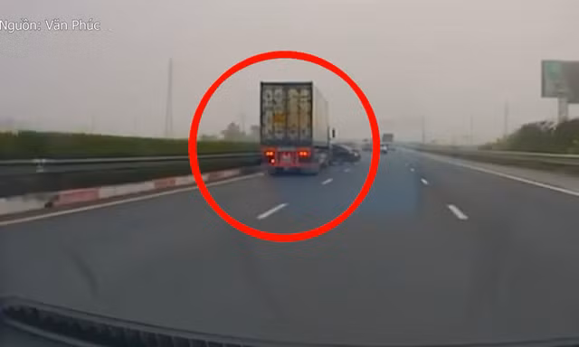 Ôtô con bị xe container húc xoay 180 độ trên cao tốc Hà Nội – Ninh Bình