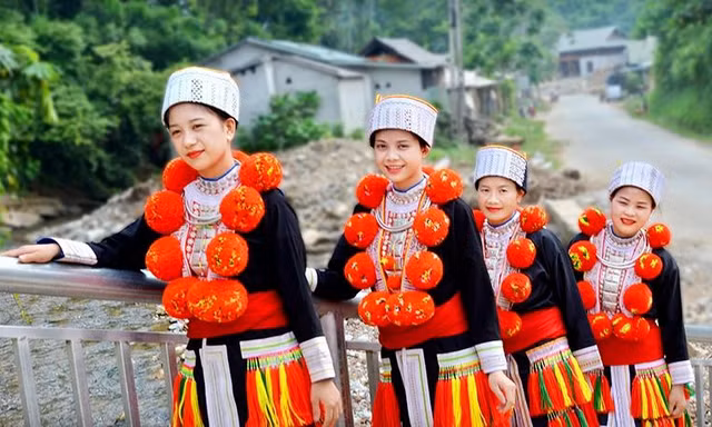 Phụ nữ Dao đỏ thôn Bản Lục, xã Đà Vị, huyện Na Hang, tỉnh Tuyên Quang trong trang phục truyền thống. Ảnh: Báo Tuyên Quang