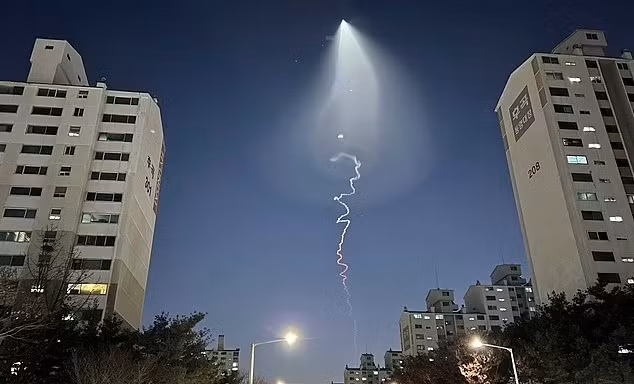 THẾ GIỚI 24H: Hàn Quốc phóng thử tên lửa, dân sợ hãi tưởng UFO 