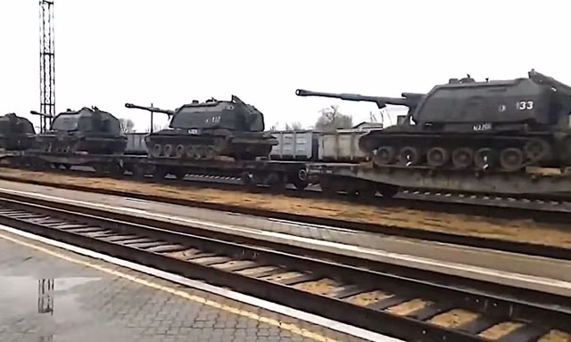 Loạt khí tài quân sự Nga rầm rập tiến về biên giới Ukraine