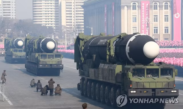 Tên lửa Hwasong-15 xuất hiện trong một cuộc diễu hành quân sự tại Quảng trường Kimilsung ở Bình Nhưỡng để kỷ niệm 70 năm thành lập Lực lượng vũ trang. Ảnh: Yonhap