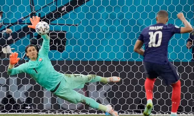 Khoảnh khắc Mbappe sút quả phạt đền quyết định không thành