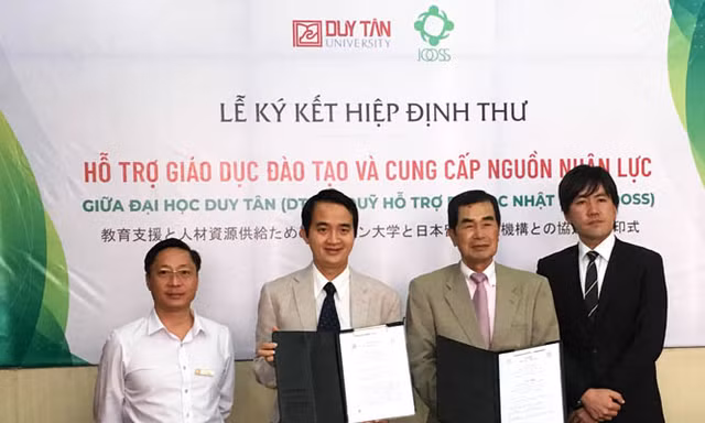 TS. Lê Nguyên Bảo - Hiệu trưởng ĐH Duy Tân (thứ 2 từ trái sang) và ông Shohei Yabuki - Giám đốc Đại diện JOOSS tại Việt Nam (thứ 2 từ phải sang) 