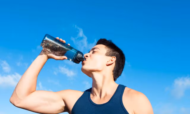 Những kiểu uống nước ‘phá gan, hại thận’, dừng ngay trước khi quá muộn