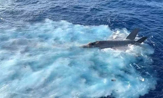 Khoảnh khắc 'thần sấm' F-35C gặp nạn ở Biển Đông