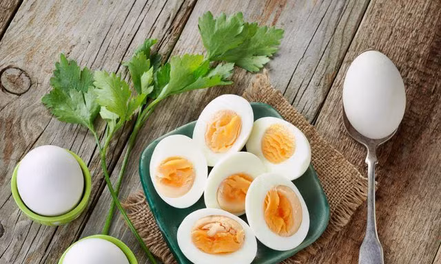 Không muốn 'hại đủ đường' thì đừng bao giờ luộc trứng theo những cách này